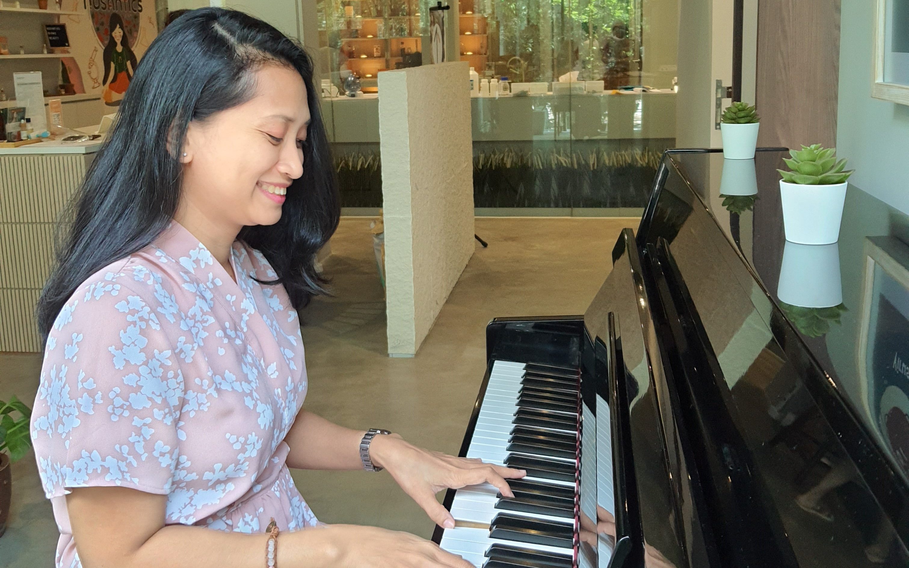 playing-piano-trinuraini